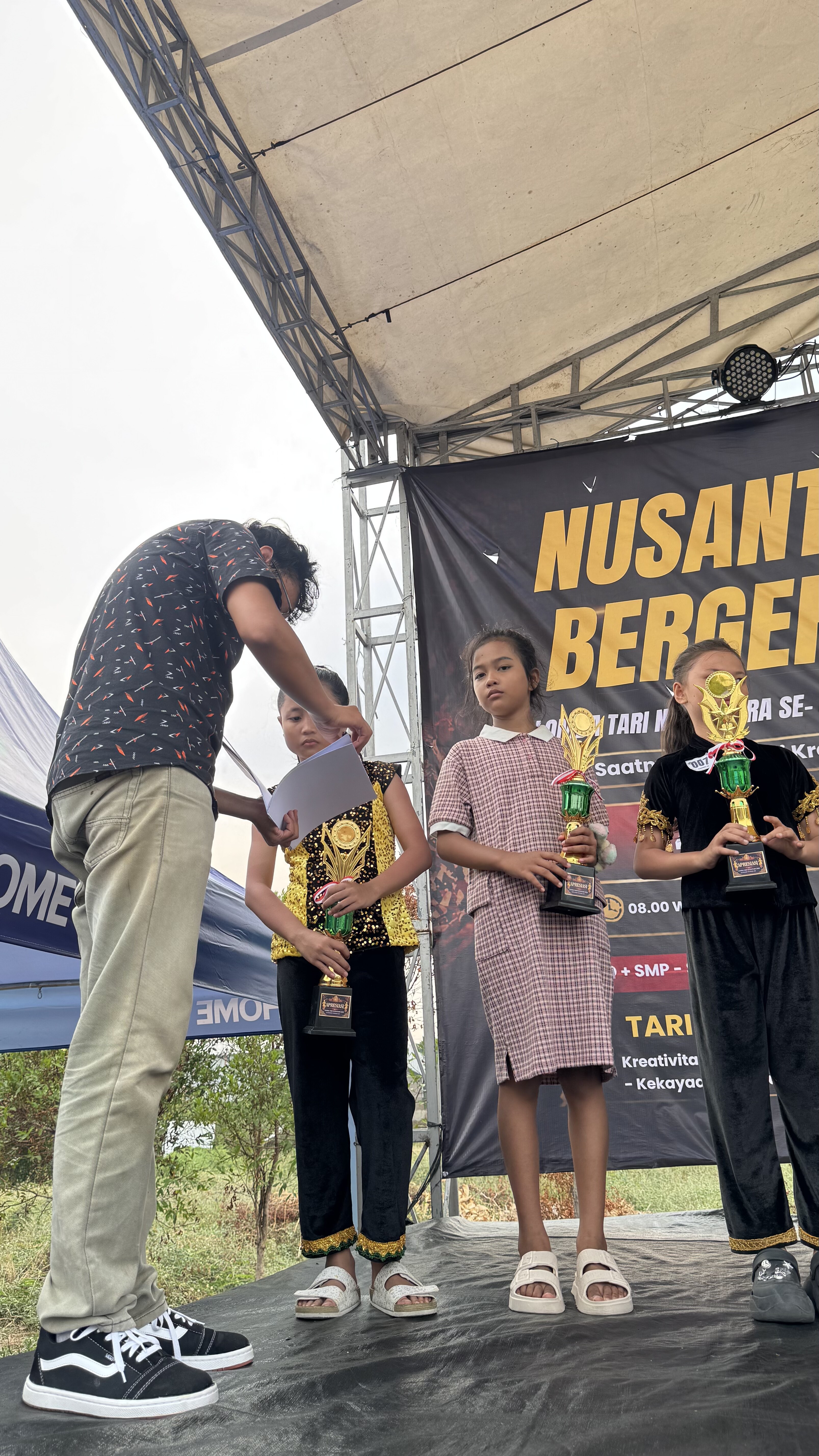 Penyerahan piala